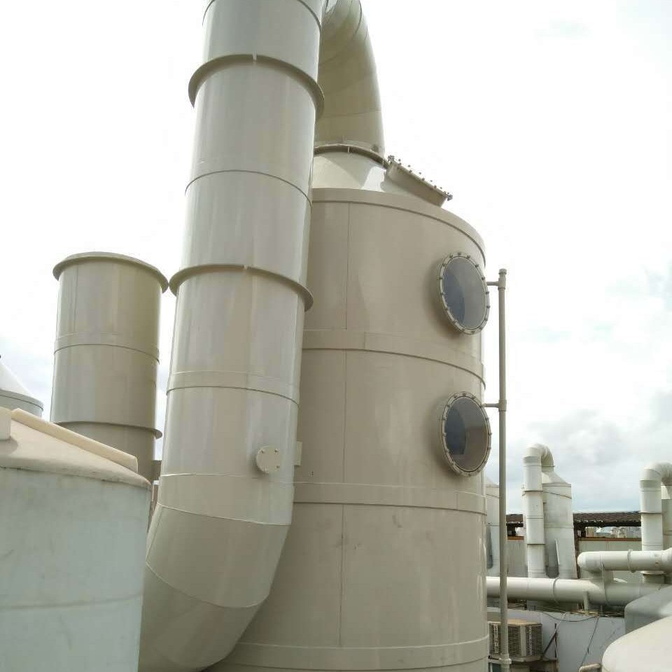 夜间燃烧柴火加热提炼地沟油